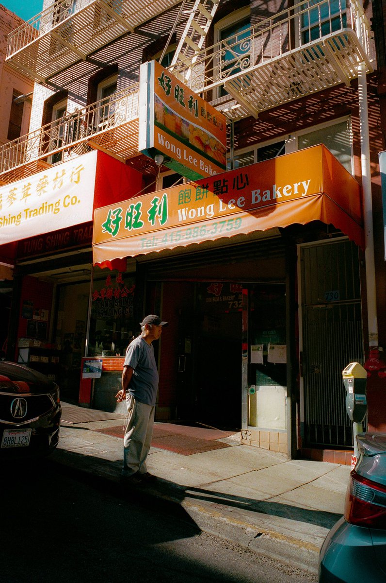 zliebbb's tweet photo. chinatown colors #35mm #lomo800 https://t.co/6IMVC8ZIof
