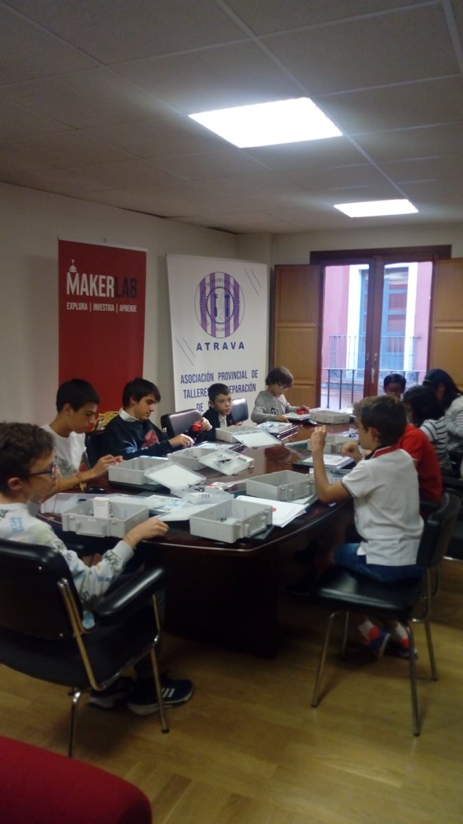 AVametal's tweet photo. 👧🧒Gracias a todos los niños y niñas de la #ComunidadVAMETAL que ayer nos han contagiado de ilusión, ganas de aprender jugando, experimentar y crear.
Gracias a nuestro partner Makerlab - Ofinnova 3D S.L. por vuestra profesionalidad.
#MetalValladolid #Talentojunior https://t.co/mnp1DCM5zh