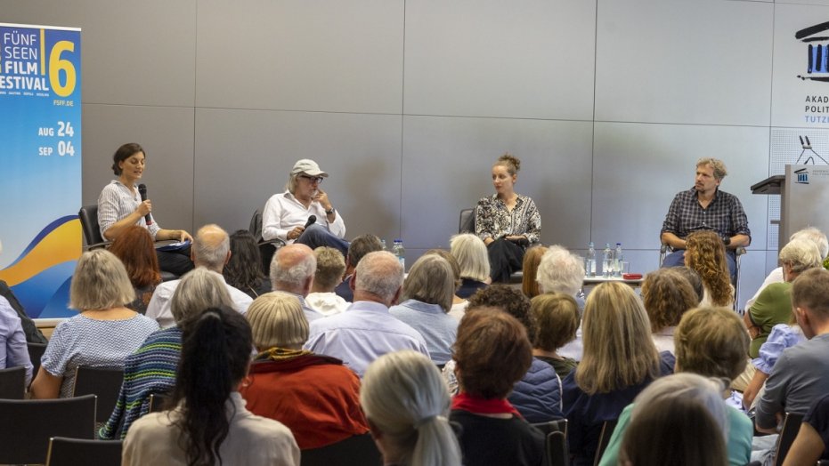 Anfang des Monats durfte ich im Rahmen des #FSFF ein Gespräch zwischen den Filmschaffenden Annika Pinske, Marcus H.Rosenmüller und Pepe Danquart zur "Zukunft des Kinos" moderieren. ⬇️Hier die Ergebnisse der Diskussion, gut zusammengefasst von @APBTutzing:  bit.ly/3ChYqmD