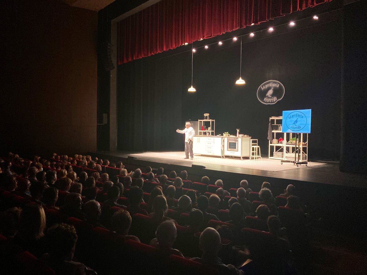 Kursaalmanresa's tweet photo. Al #kursaalmanresa l’actor @JoanPera_ ja és darrera els fogons en la primera de les 2 funcions de #MasterXof, inclosa dins del cicle de #gentgran.
A les 20:30 hi tornem i queden poquíssimes entrades! No us ho perdeu! https://t.co/okrhUlQbQ6