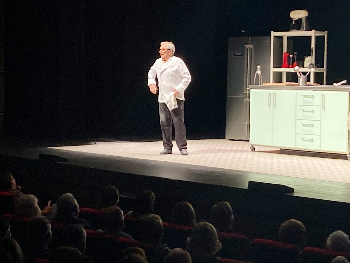 Kursaalmanresa's tweet photo. Al #kursaalmanresa l’actor @JoanPera_ ja és darrera els fogons en la primera de les 2 funcions de #MasterXof, inclosa dins del cicle de #gentgran.
A les 20:30 hi tornem i queden poquíssimes entrades! No us ho perdeu! https://t.co/okrhUlQbQ6