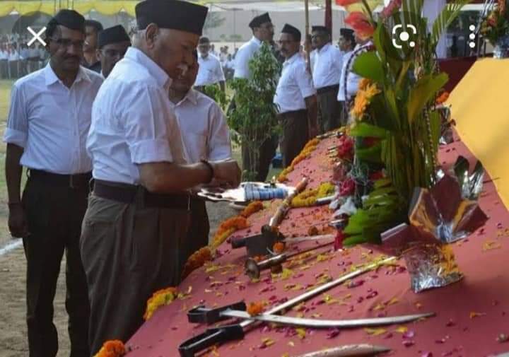abhaShukla23's tweet photo. अरे बाप रे.....

आज पीएफआई के प्रशिक्षण की ये फोटो देखीं..... कसम से दिल दहल गया...... नालायक पीएफआई वाले कैसे छोटी छोटी बच्चियों को भी तलवार थमा दे रहे हैं..... सच में इस संगठन पर तो वैन होना ही चाहिए था. 

शुक्रिया मोदी जी.... पीएफआई जैसे खतरनाक संगठन को वैन करने के लिए.

👇 https://t.co/gD6mdQGwhI