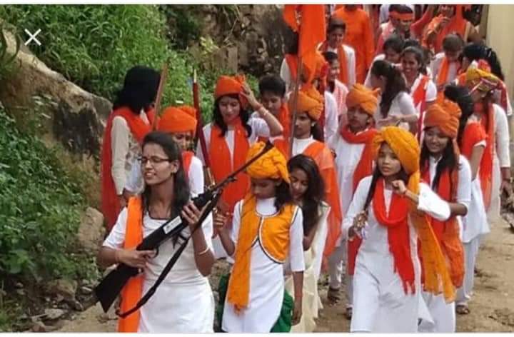 abhaShukla23's tweet photo. अरे बाप रे.....

आज पीएफआई के प्रशिक्षण की ये फोटो देखीं..... कसम से दिल दहल गया...... नालायक पीएफआई वाले कैसे छोटी छोटी बच्चियों को भी तलवार थमा दे रहे हैं..... सच में इस संगठन पर तो वैन होना ही चाहिए था. 

शुक्रिया मोदी जी.... पीएफआई जैसे खतरनाक संगठन को वैन करने के लिए.

👇 https://t.co/gD6mdQGwhI