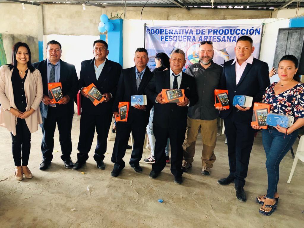 WWFEcuador's tweet photo. #SanMateo
En el aniversario de la Cooperativa de Pesca 20 de Septiembre, realizamos la donación de equipos de monitoreo electrónico 📷que se instalarán en 5 embarcaciones artesanales. La tecnología apoya sus esfuerzos por la trazabilidad y buenas prácticas #PescaResponsable https://t.co/t1JU0FaHqL