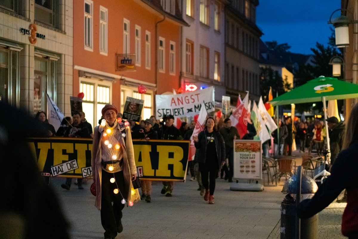 RabanEisler's tweet photo. Am Montag, 26.09.22, zogen ca. 1100 TN durch die #Weimar|er Innenstadt, um gegen Energiepreise, Inflation, Coronamaßnahmen und eine angebliche Weltverschwörung zu demonstrieren.

Weitere Bilder auf Flickr: https://t.co/RcQvtNATI4

#we2609 https://t.co/g3VhZPPkG9