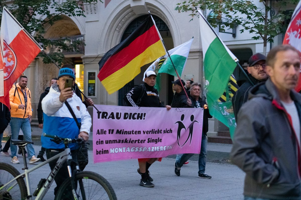 RabanEisler's tweet photo. Am Montag, 26.09.22, zogen ca. 1100 TN durch die #Weimar|er Innenstadt, um gegen Energiepreise, Inflation, Coronamaßnahmen und eine angebliche Weltverschwörung zu demonstrieren.

Weitere Bilder auf Flickr: https://t.co/RcQvtNATI4

#we2609 https://t.co/g3VhZPPkG9