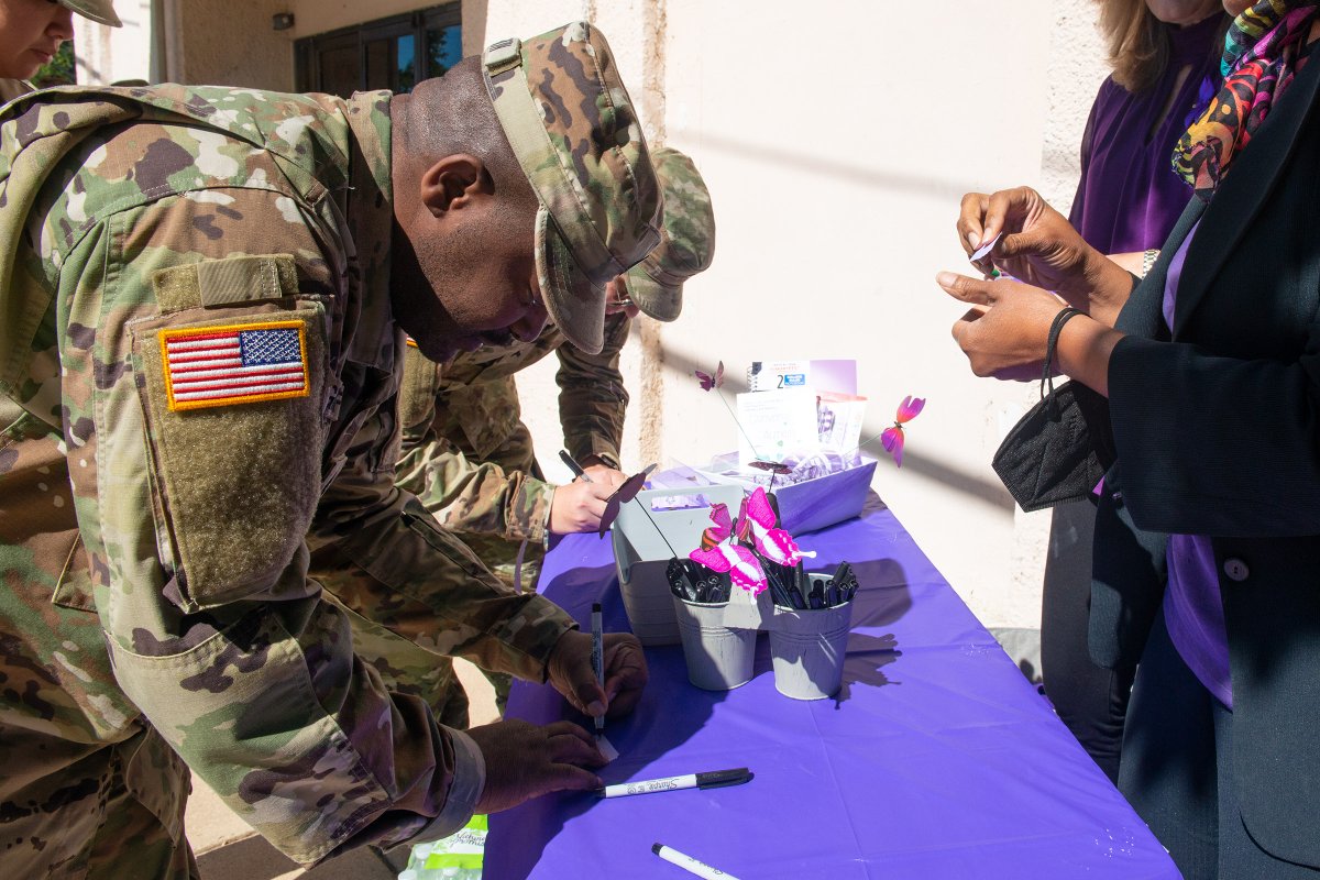 Members of #ArmyPublicHealth as well as representatives from <a href="/DOD_DHA/">Defense Health Agency</a>, including DHA Director of Public Health, Rear Adm. Brandon Taylor, came together Friday for a Walk to End Alzheimer’s to raise awareness about this disease affecting 6 million Americans.