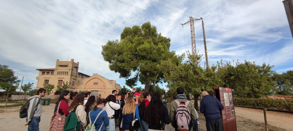 ciarga_cat's tweet photo. 👉 Avui hem rebut la visita dels alumnes del grau d'història i història de l'art de la URV. Durant la jornada han pogut conèixer el CIARGA, el refugi del Serral i l'antiga presó d'aviadors franquistes del Castell de Penyafort. https://t.co/27MyscS2Lu