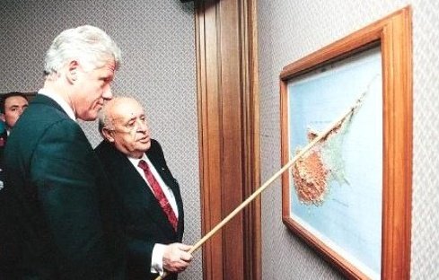 Türkiye Cumhuriyeti Cumhurbaşkanı Süleyman Demirel ve ABD Başkanı Bill Clinton, Kıbrıs hakkında görüşürken
