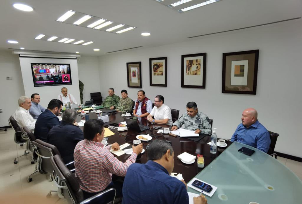 Esta mañana encabecé la Mesa para la Construcción de la Paz y la Seguridad en Tabasco, revisando los resultados de los operativos de seguridad que se han implementado en la entidad, reforzando las tareas de prevención, combate y contención de la violencia y la delincuencia.