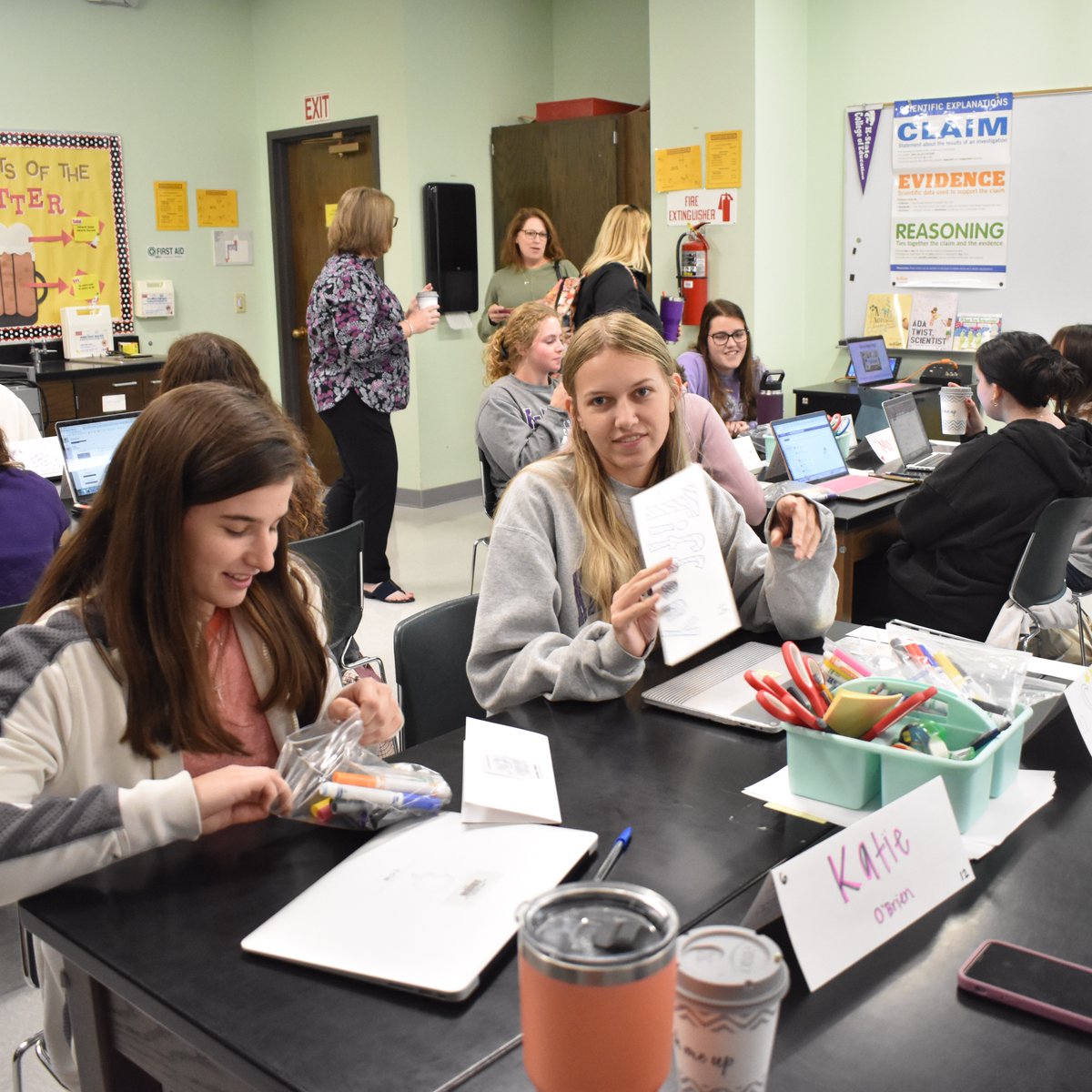 KSUCollegeofEd's tweet photo. Current EDCATS teaming up with future teachers from @Waverly_Schools @Lebo_Waverly during Dr. Pesnell's science class! @JNewt_10 @tracy_2000 Excited for your next visit!
#Kstate #EDCATS #futureEDCATS #visiting #science #posters #tour https://t.co/sDWbsmgUyH