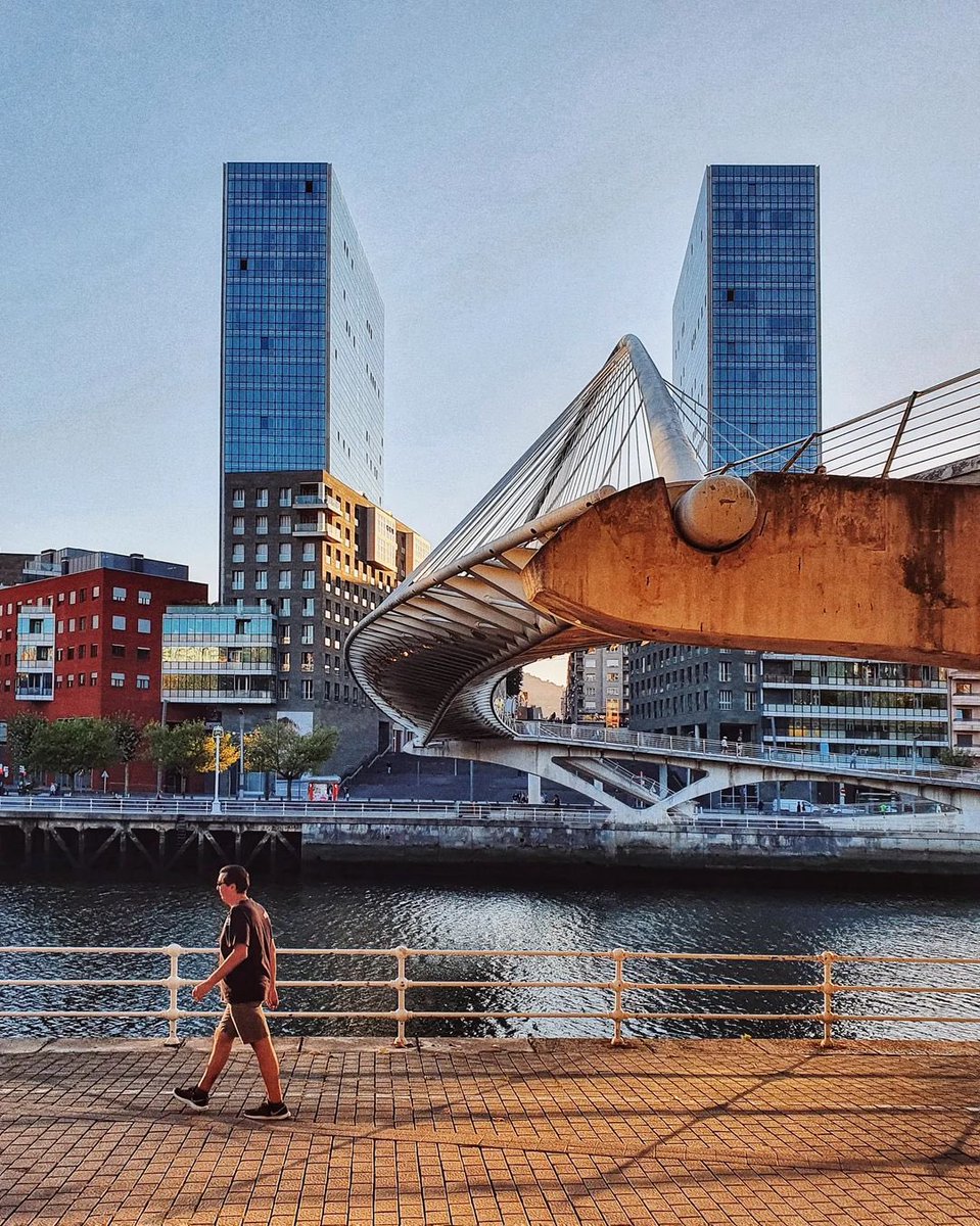bilbaoturismo's tweet image. ¿Qué os parecen estas vistas del Puente Zubizuri con las Torres Isozaki de fondo? 🌆 Si quieres descubrirlo todo sobre Bilbao, no te pierdas las visitas guiadas. ¡Solo tienes que llamar al 94 479 57 60 y reservar tu plaza! 

📷 sendowen
🔗 bilbaoturismo.net/BilbaoTurismo/…