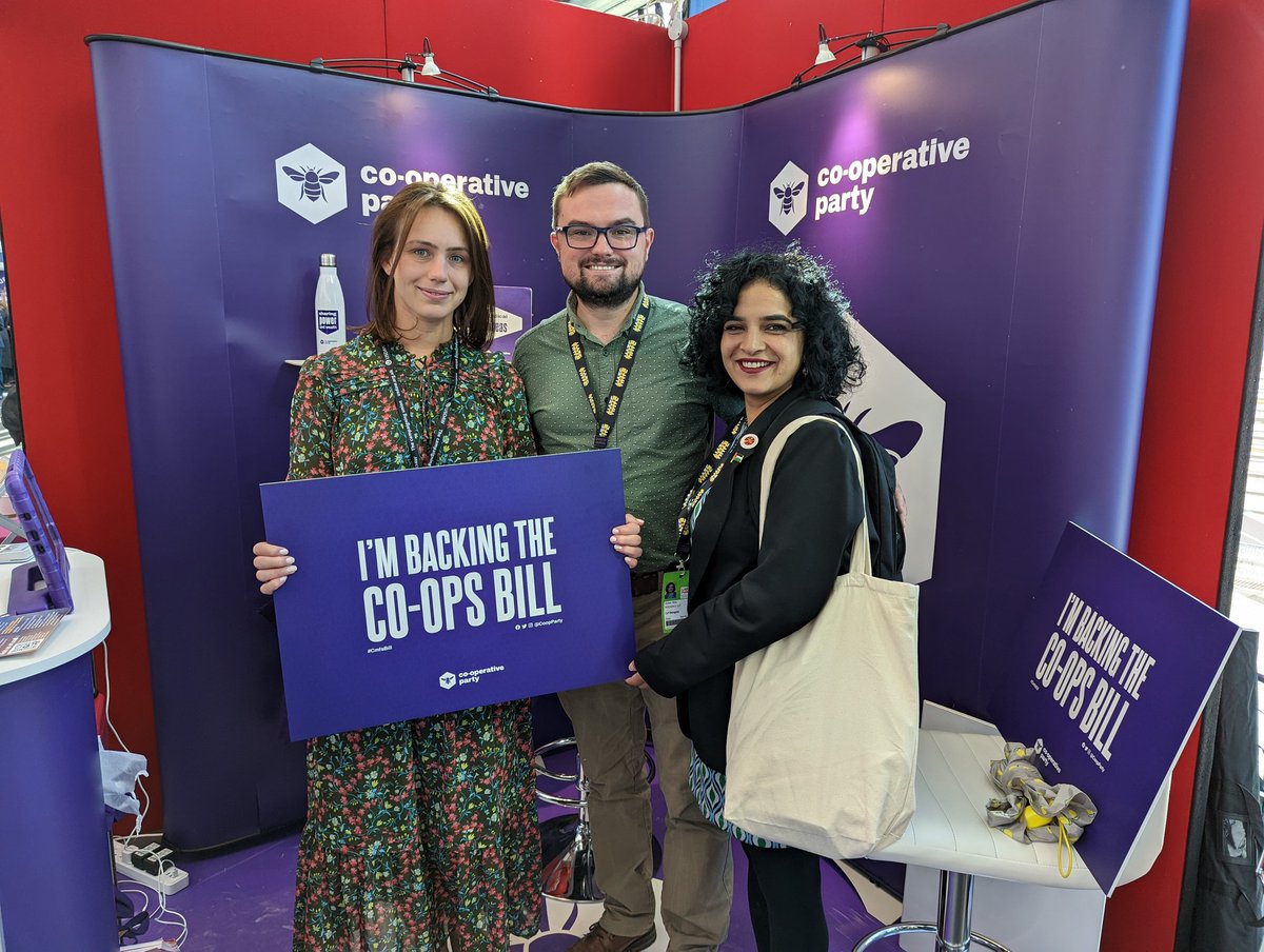 HMRCoopParty's tweet photo. #Rochdale Borough Councillors at #Lab22 backing the @CoopParty Co-ops Bill to unleash Co-operative growth in our communities and businesses #CMFSBill 🐝🌹 https://t.co/OZDDPCsvTX