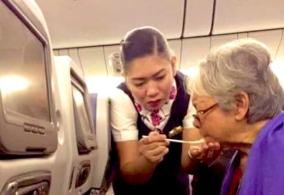 glointhesky's tweet photo. Una buena persona siempre marca la diferencia.
El amor, en acción💙
#PhilippinesAirlines #FlightAttendant https://t.co/zqnXgAcaz8