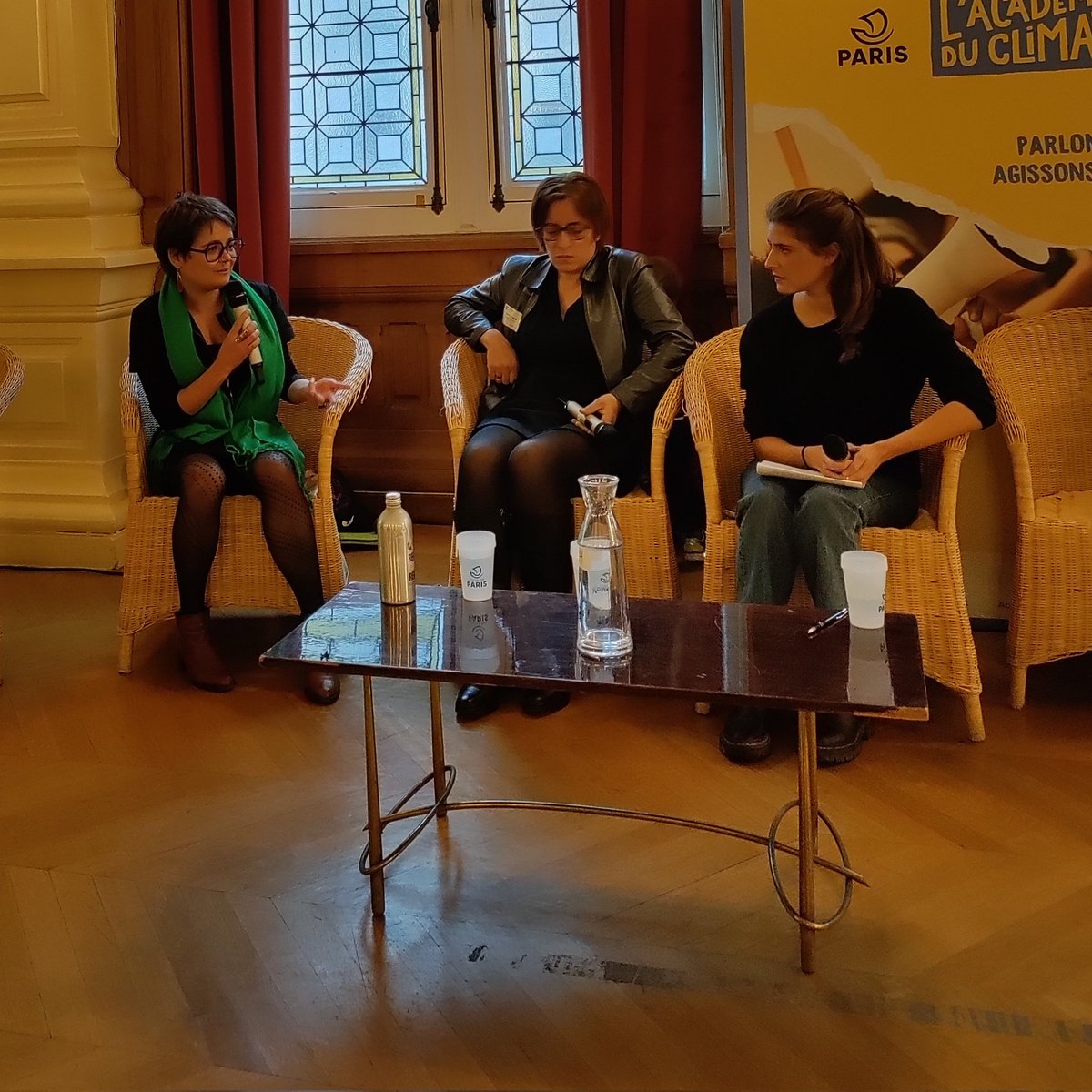 ReclaimFinance's tweet photo. "De plus en plus de personnes sont désireuses d'agir à leur niveau et s'engagent collectivement pour changer le système. Il leur manquait un outil pour décrypter et comprendre la réalité des pratiques des banques", @Lucie_Pinson_, directrice de Reclaim Finance. 

#ChangeDeBanque https://t.co/PcifXAU202