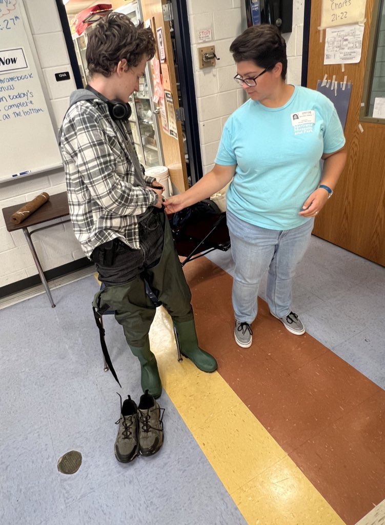 JMadison007's tweet photo. My students are now officially excited to work with the @MarinersMuseum for the BWET iniative! Thanks @MuseumHistEdu86 for coming!😊 #NNPS #DHS 🍃 💧 🔬 https://t.co/Gu0dzJcaab