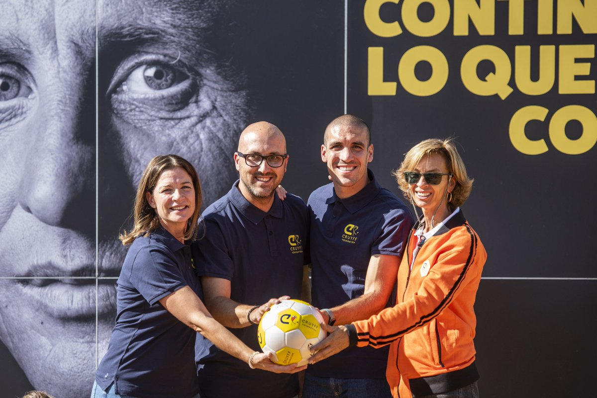FundacionCruyff's tweet photo. Hoy hemos inaugurado un nuevo Cruyff Court en Lloret de Mar con @OriolRomeu! Un nuevo espacio de transformación social a través del deporte! 👊🏼

#25YearsOfCreatingSpace
#CruyffLegacy https://t.co/7UlS1kZcWR