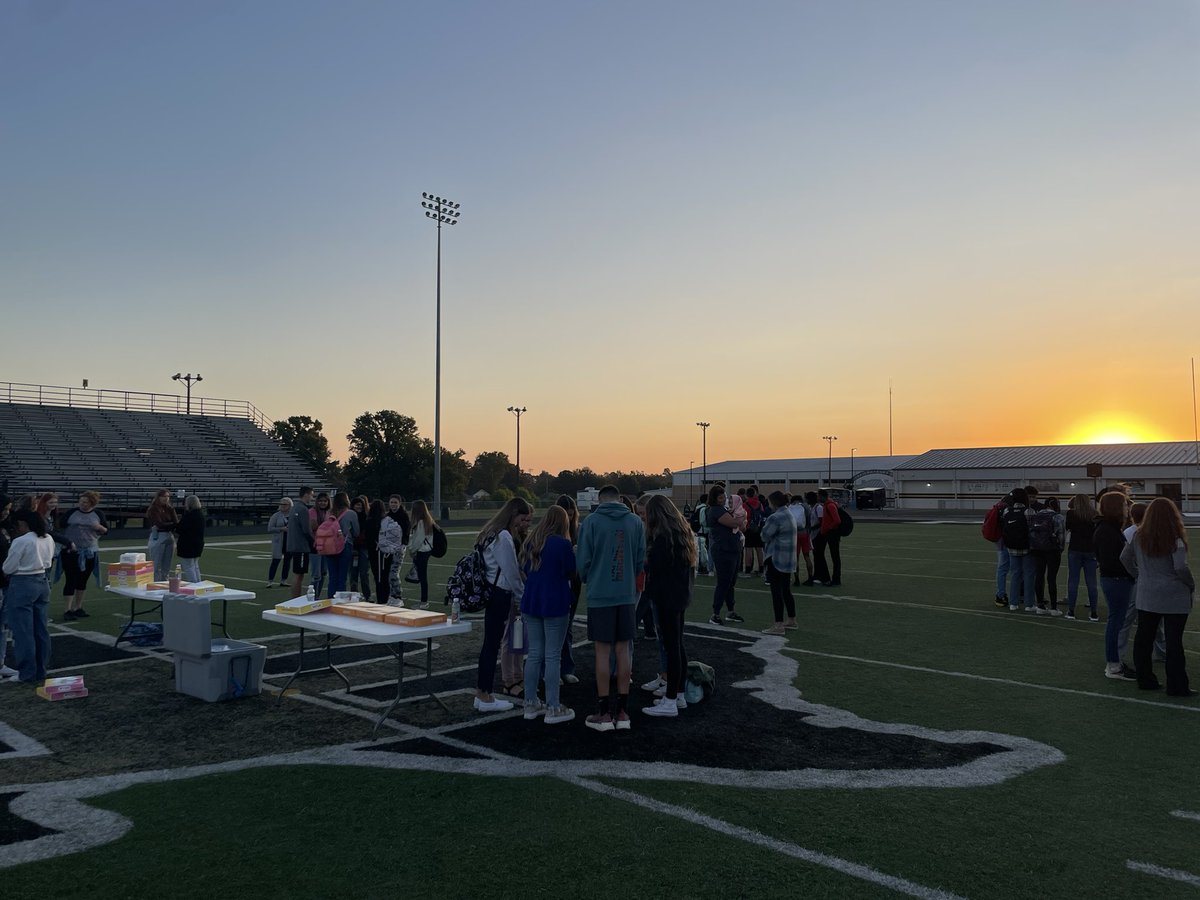 DocNugent93's tweet photo. See you at the pole was great this morning. Proud of all the kids that showed up! https://t.co/4QKVB094Dh