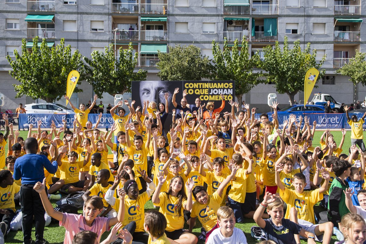 FundacionCruyff's tweet photo. Hoy hemos inaugurado un nuevo Cruyff Court en Lloret de Mar con @OriolRomeu! Un nuevo espacio de transformación social a través del deporte! 👊🏼

#25YearsOfCreatingSpace
#CruyffLegacy https://t.co/7UlS1kZcWR