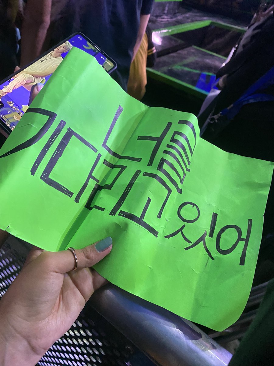 JISUNG AND CHENLE TALKING ABOUT MY “waiting for you” BANNER😭😭😭 DREAMIES KEEP STARING AT ME BECAUSE THEY READ IT #NCTDREAM #JISUNG #JENO #JAEMIN #RENJUN #JISUNG #KWave2022 #KoreanWavettv2022