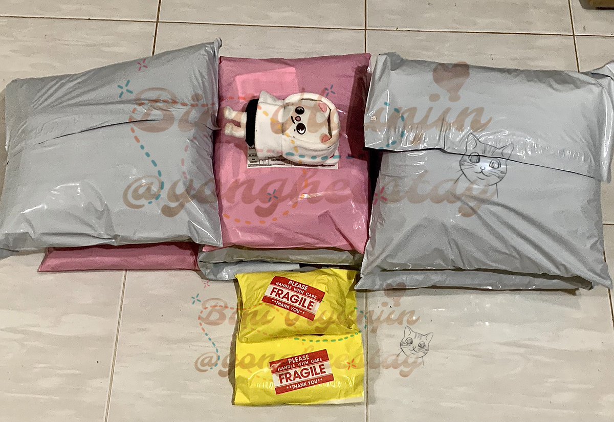 yongheestay's tweet image. #yongheeposto 📮

— mahagrid 4.0 
— lino doll 
— pc trade

all scheduled for pickup today! (29/9) you can already check your tracking numbers in the postage masterlist. (go to my 📌 tweet, click carrd, click postage masterlist) will update once picked up! thank you~