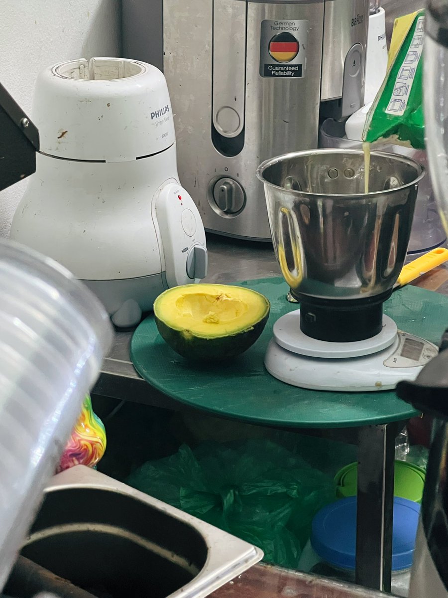 swakaze's tweet photo. 臭虾酱呕呕呕（虽臭但老实说怪好吃的）然后就是每天都靠各种各样的牛油果奶昔续命，因为真的太好喝了🥹而且好大一颗 https://t.co/Jux3shqjfk