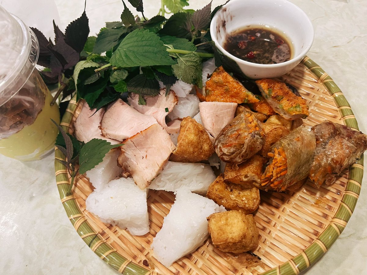 swakaze's tweet photo. 臭虾酱呕呕呕（虽臭但老实说怪好吃的）然后就是每天都靠各种各样的牛油果奶昔续命，因为真的太好喝了🥹而且好大一颗 https://t.co/Jux3shqjfk