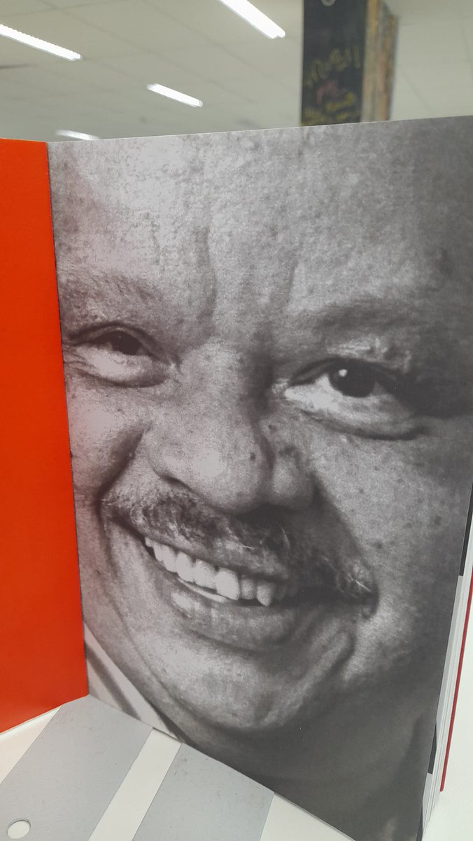 "Eu vou chamar o Síndico: Tim Maia!"
Nesta quarta-feira, 28 de setembro Tim Maia completaria 80 anos. Para celebrar sua vida e obra,  te convidamos para ler a biografia deste grande artista.
Titulo: Vale tudo - Tim Maia 
Autor: Nelson Motta
Editora  :  Objetiva

#timmaia