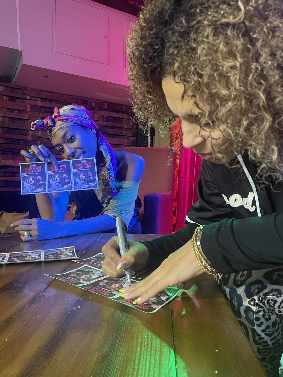 Thegoodmoms's tweet photo. Autographs for fans & banks
#GMBC #MOMSTARS ✨ https://t.co/XKSZ0T7eM0
