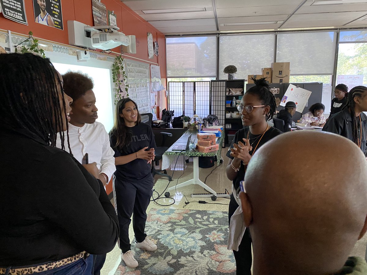 PublicNarrative's tweet photo. Site visit! PN is a proud collaborator in @BeNobleButler/@MedillSchool’s #IntroToJournalism pilot course, designed for Black &amp; Brown #highschool students interested in entering the journalism &amp; media creation fields. 

THNX Ms. Rahim’s class for having us today! #buildthepipeline https://t.co/t75cNvOHKk