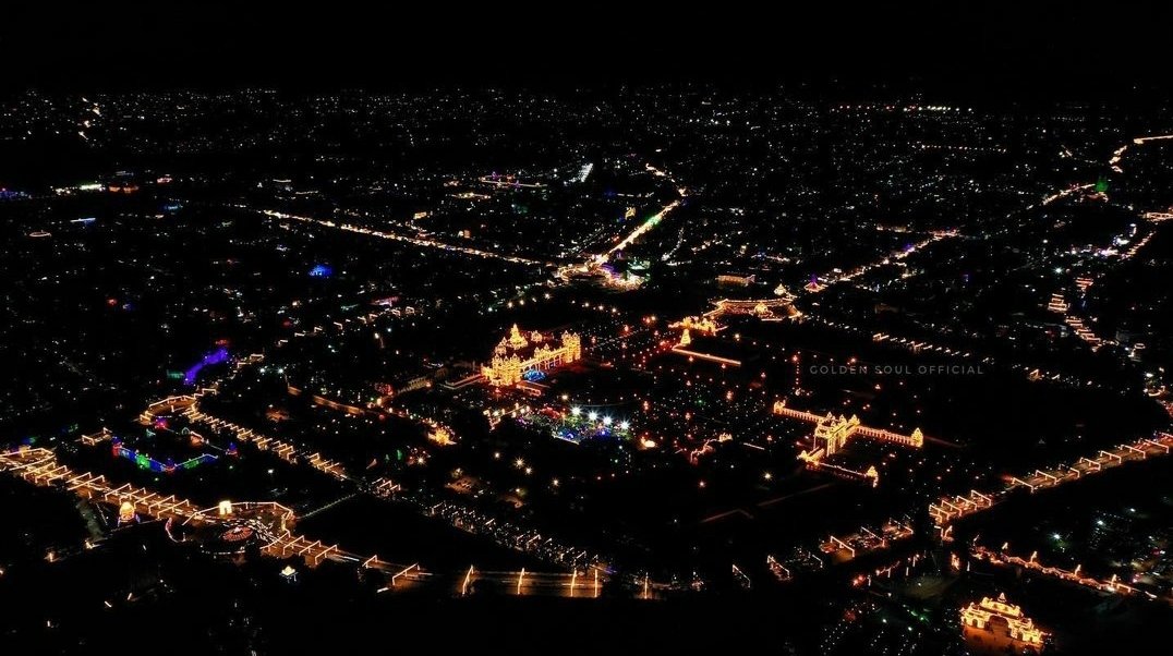 Hemanth1423's tweet photo. No place like #Mysuru celebration of #Navaratri in INDIA🇮🇳 #heritagecity #palacecity #landofdurga #Dasara2022 #MysuruDasara @MysuruMemes @anandmahindra https://t.co/PoPhXPtvSD