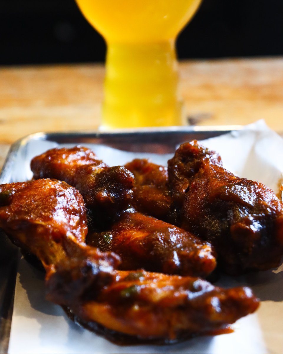 MannyWallace's tweet photo. #ClevelandWingWeek continues with the Apple Spice wings from @saucybrewworks. 🍗🐔 https://t.co/IwH0o48wdO