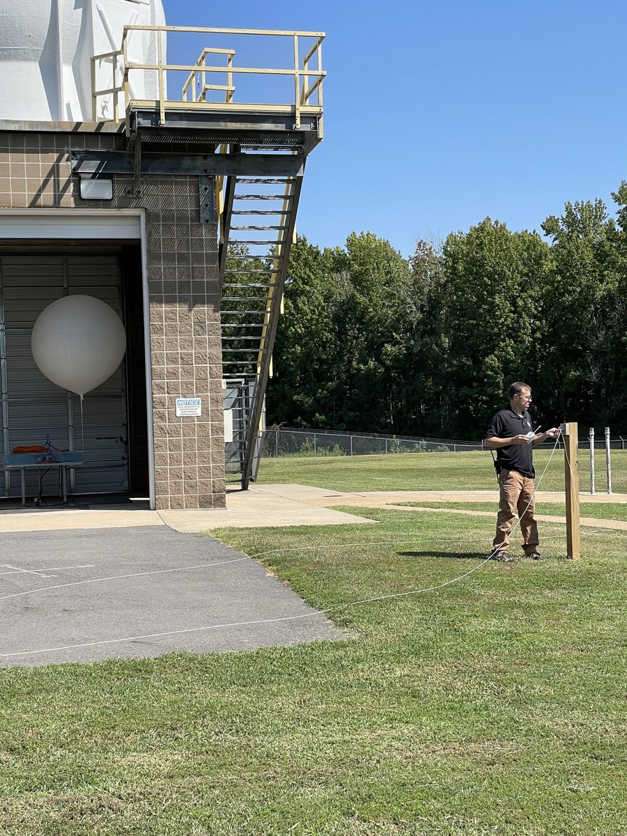 NWSShreveport's tweet photo. #Ian #UpperAir #lawx #arwx #okwx #txwx Our 18z flight is up and gone!
#WeAreOneNWS #HurricaneIanSupport 🎈
Weather balloon info: https://t.co/vSAORcHsSs https://t.co/Cvr0TfFC5z