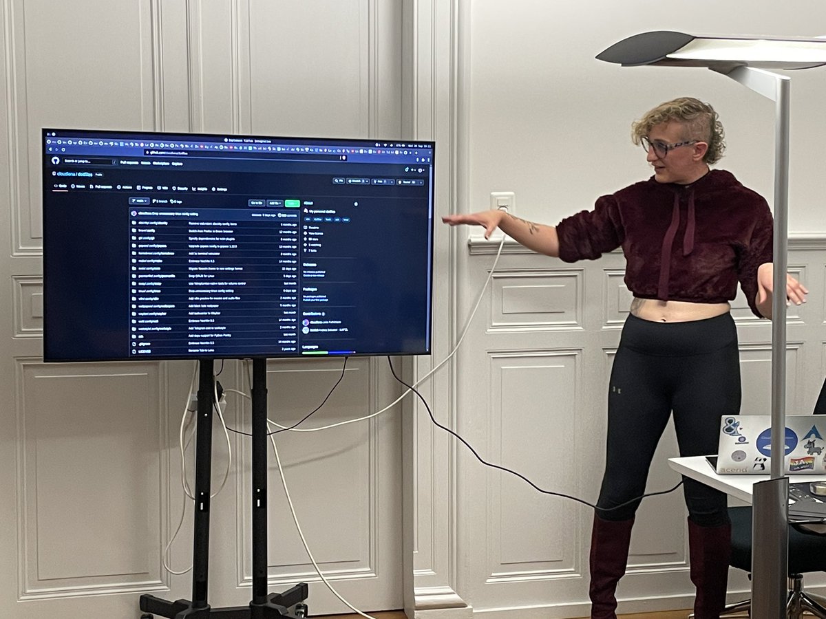 belikegrace_ch's tweet photo. Auch Lena aka @the_cloudlena hat ein Sideproject: Ein personalisiertes #linux um #effizienter und tastaturbasiert zu arbeiten #mysideproject #workflow #automation #trackwork #terminalbased #nerdy https://t.co/jiv4rfXoEE