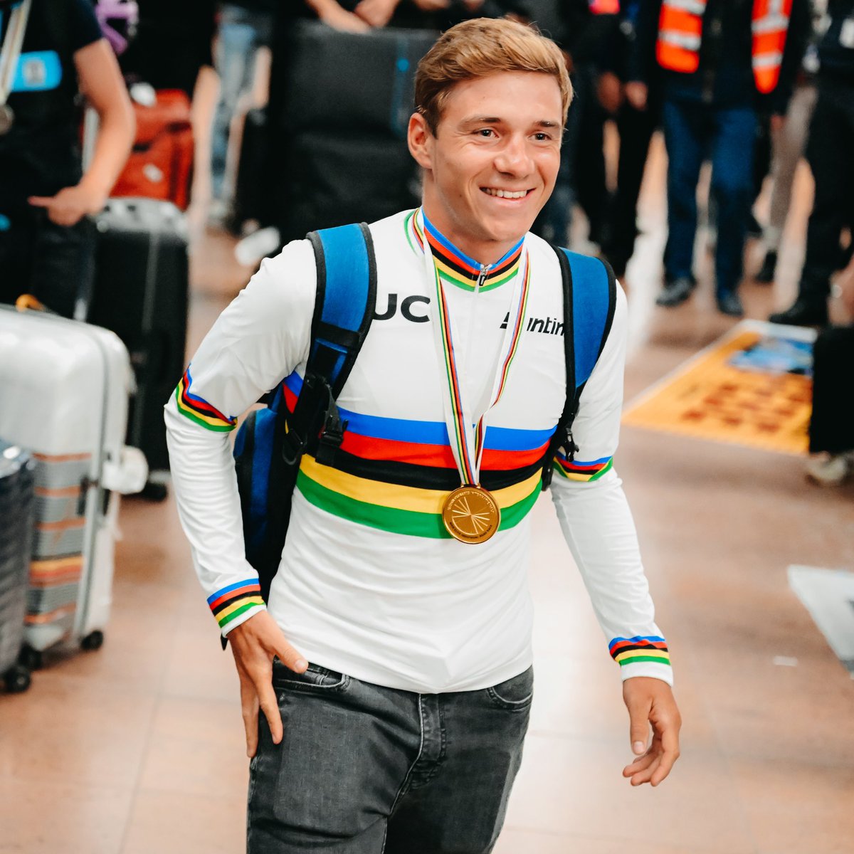 EvenepoelRemco's tweet photo. The smile when you are coming back home and see the excitement, happiness and pride.😍🥇🇧🇪

Thank you to all the fans for the incredible support the entire season, we did something unique together! ❤️

I hope to see you all in Brussels on Sunday! 🍾🎉 https://t.co/h3CNfhbxRe