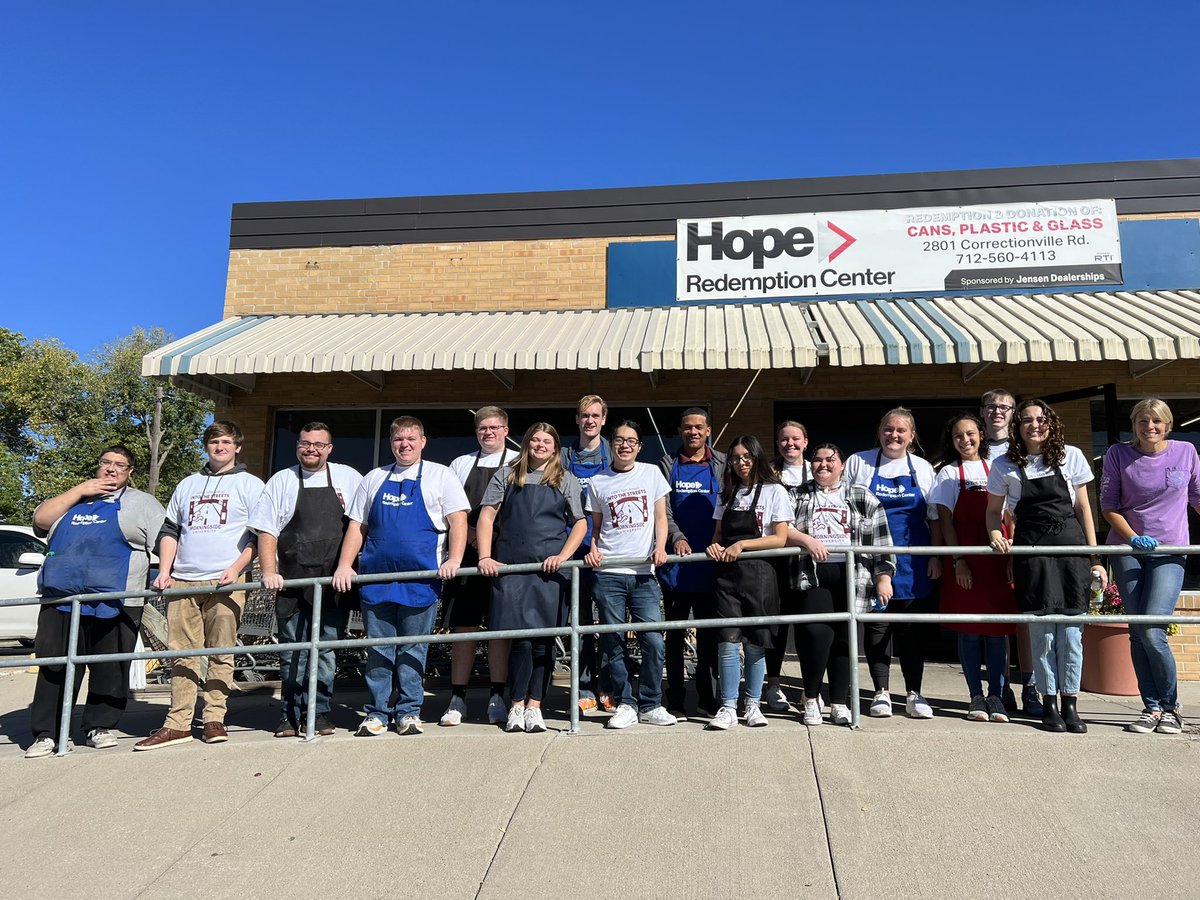 MsidePresident's tweet photo. How cool is this? Over 750 Morningside students, faculty and staff spent the day serving the Siouxland community at close to 50 community based organizations. #MsideProud #OmicronDeltaKappa #IntoTheStreets https://t.co/ay6CBqJCVQ