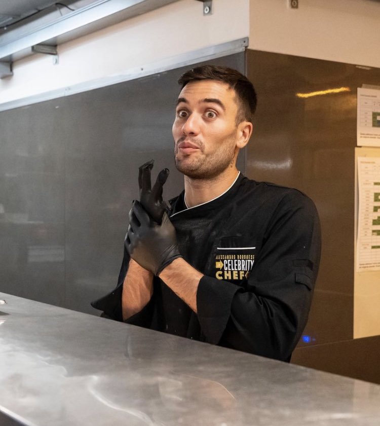 Merly90684734's tweet photo. Promette  benne il nostro Pier Chef stasera  a #AleCelebrityChef  😍😎#prelemi https://t.co/eegTt6Wy1t