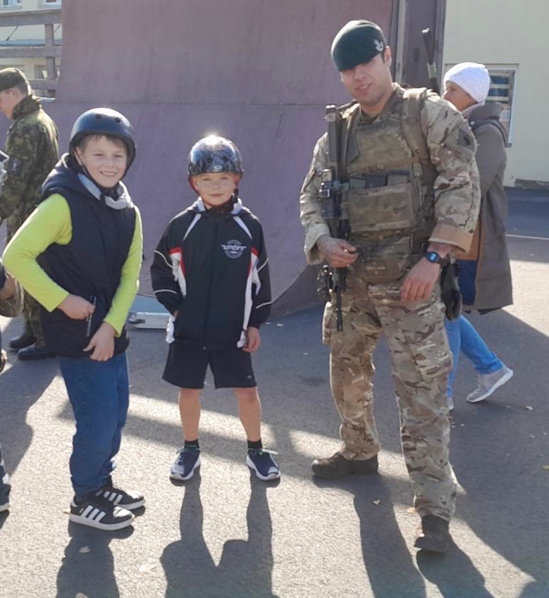 CO_2RIFLES's tweet photo. Riflemen deployed on #OKAS2022 have been building defensive positions as part of their support to the 🇪🇪 2nd Bde. Patrols have also been getting to know the locals who have welcomed them to the community. @Kaitsevagi https://t.co/NUoYo5fTRN