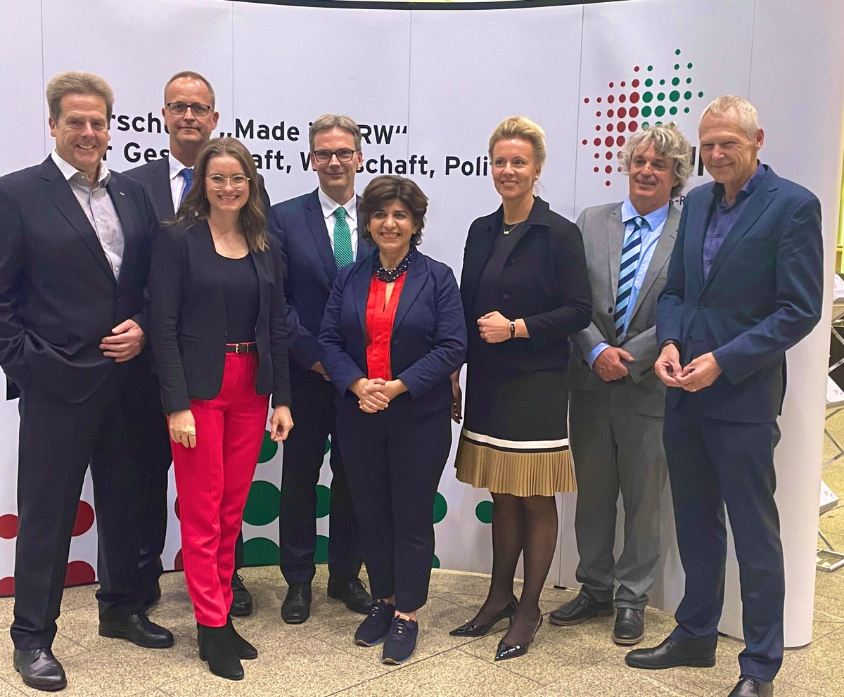 Wupperinst's tweet photo. Start der @JRF_NRW Abendveranstaltung im @Landtag_NRW mit Prof. Volker Stich @FIR_RWTH, Prof. Bert Bosseler, @IKT_Institut, Ramona Fels &amp; Prof. Dieter Bathen @JRF_NRW, @berivan_aymaz Vizepräsidentin @Landtag_NRW, Ministerin Ina Brandes @MKW_NRW, Prof. Dirk Halm ZfTI &amp; @fischedick https://t.co/TrvJWSZ6qG