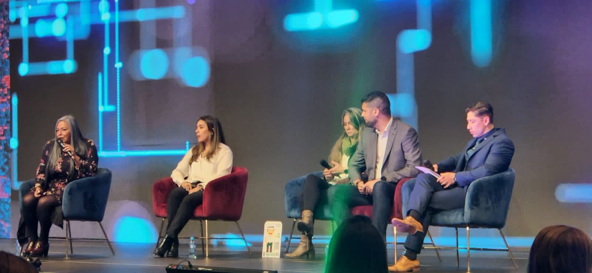 MovistarEmpCo's tweet photo. 👉🏻Iniciamos nuestro panel en #IAColombia, Maria Andrea Pineda, especialista en Internet de las Cosas y Big Data de Telefónica Movistar, hablará sobre inteligencia artificial para la sostenibilidad y productividad del agro #MovistarEmpresas https://t.co/nhdwKrhXC2
