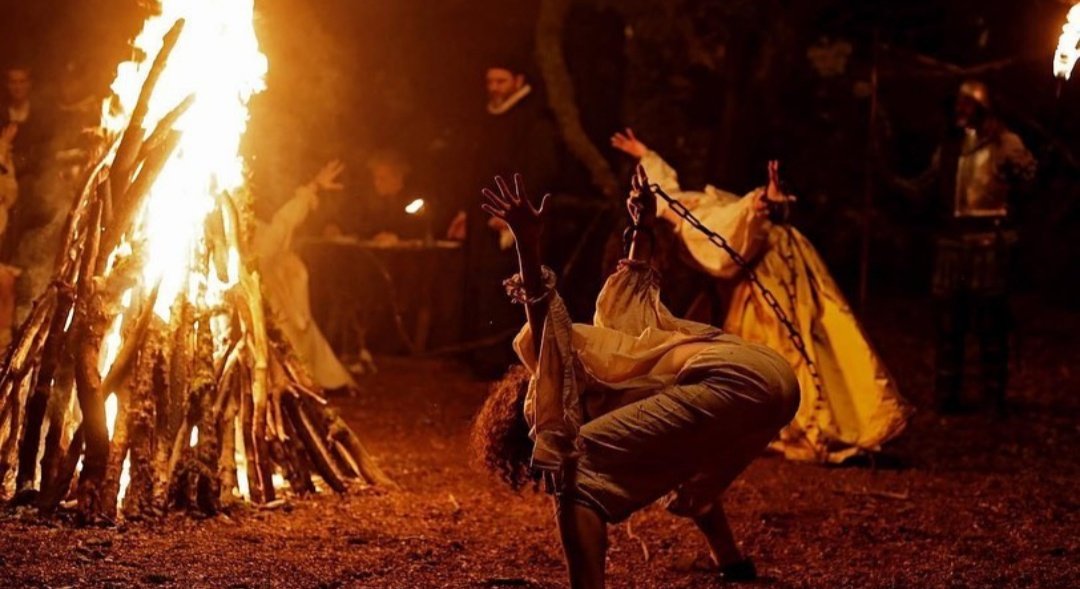 Recordatorio de que tenéis en NETFLIX disponible AKELARRE, la historia de un grupo de chicas que son arrestadas y acusadas de ser brujas en un pequeño pueblo del País Vasco en 1609, asegurando un juez que han realizado una ceremonia mágica con el diablo a través de la danza.