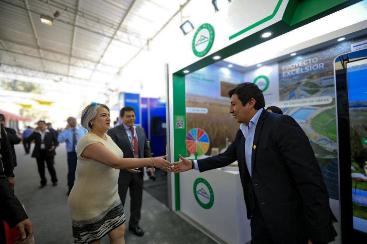 AmsacOficial's tweet photo. La titular del @MinemPeru, Alessandra G. Herrera Jara, visitó el stand de #AMSAC en la feria #EXTEMIN de #PERUMIN35 dedicado a difundir las labores de remediación ambiental minera que realiza a nivel nacional.
#AMSACenPERUMIN 🇵🇪
#DevolvemosVidaAlPlaneta 🌍 https://t.co/UHH5w0M3JX