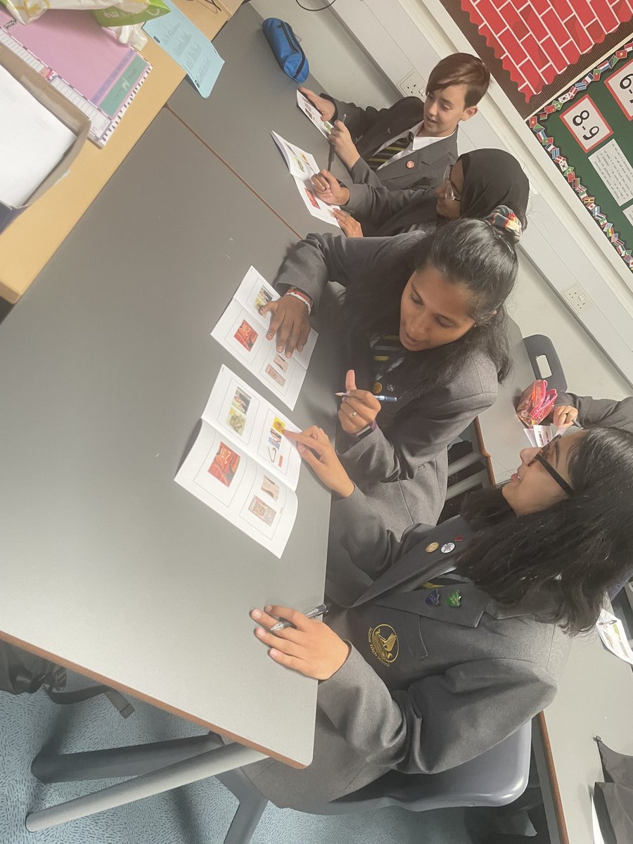 ManorHighMFL's tweet photo. What a fantastic turnout for tonight’s House Competition hosted by Modern Languages to celebrate #EuropeanDayofLanguages ! 🇫🇷🇪🇸@ManorHighSchool @ManorPastoral https://t.co/oJ4TGgTC1l