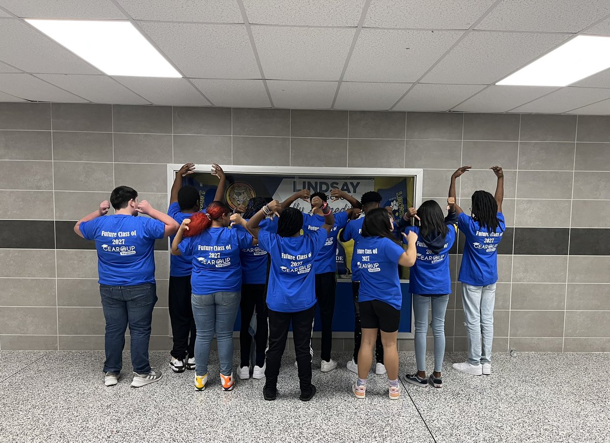 There’s a sea of blue throughout the 8th grade hallway today <a href="/CAltonLindsay/">Lindsay Middle School</a>. The Class of 2027 is representing for @gearupva, and they know they can’t go on a field trip without these shirts so you’ll see this scene a few more times this year.