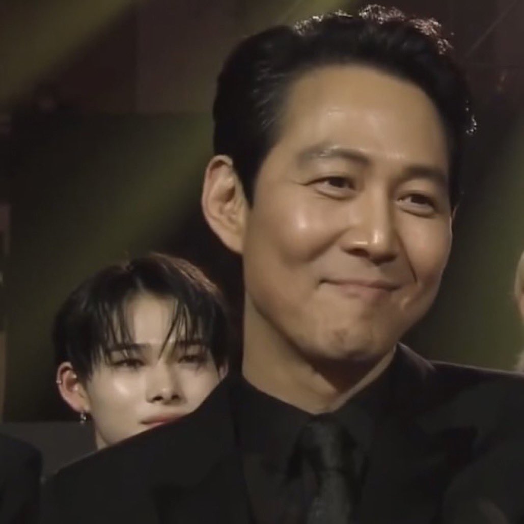 findurniki's tweet photo. that photo where ni-ki’s head is peeping peeking behind squid games actor dude lee jung jae top 10 most bizarre crossovers #니키 #NI_KI https://t.co/4QJHWwv8OV