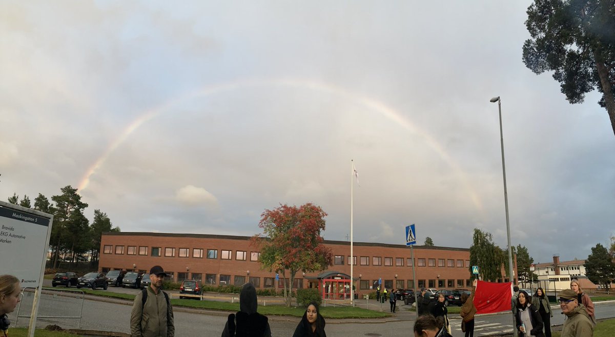 Under manifestationen utanför förvaret i Märsta sken regnbågen för Znar! 

#freeZnar