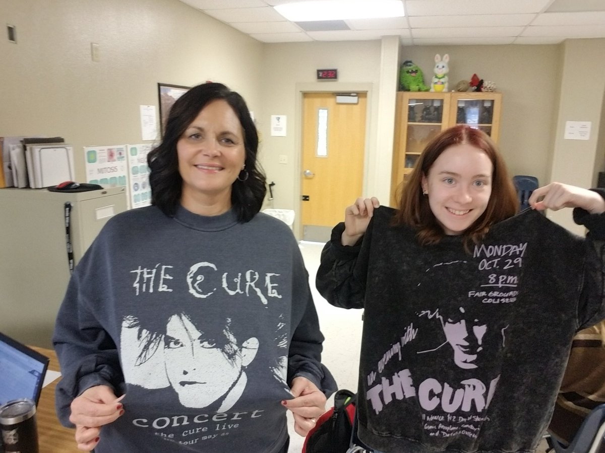 #twinning at <a href="/NeoshoHS/">Neosho High School</a> for #Footballhomecoming2022 in ENTOMOLOGY CLASS with Natalie <a href="/thecure/">The Cure</a> 🖤💛🍁💋🏈 🐛 🦗🐞🐝🐜🦟