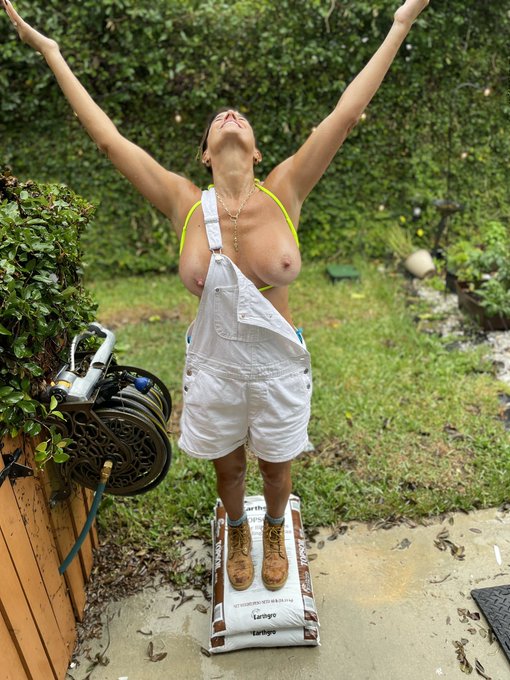 The rain has started I&rsquo;m all wet 💦💦💦 Grab your big friend and join me.  https://t.co/FYzQ7pkCxn https://t