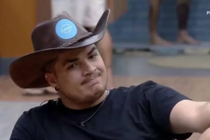 twittawesley's tweet photo. Lucas disse que se a Déborah não Sair dessa vez, ele vai bate o Sino #AFazenda #AFazenda14 https://t.co/10qa6ig11D