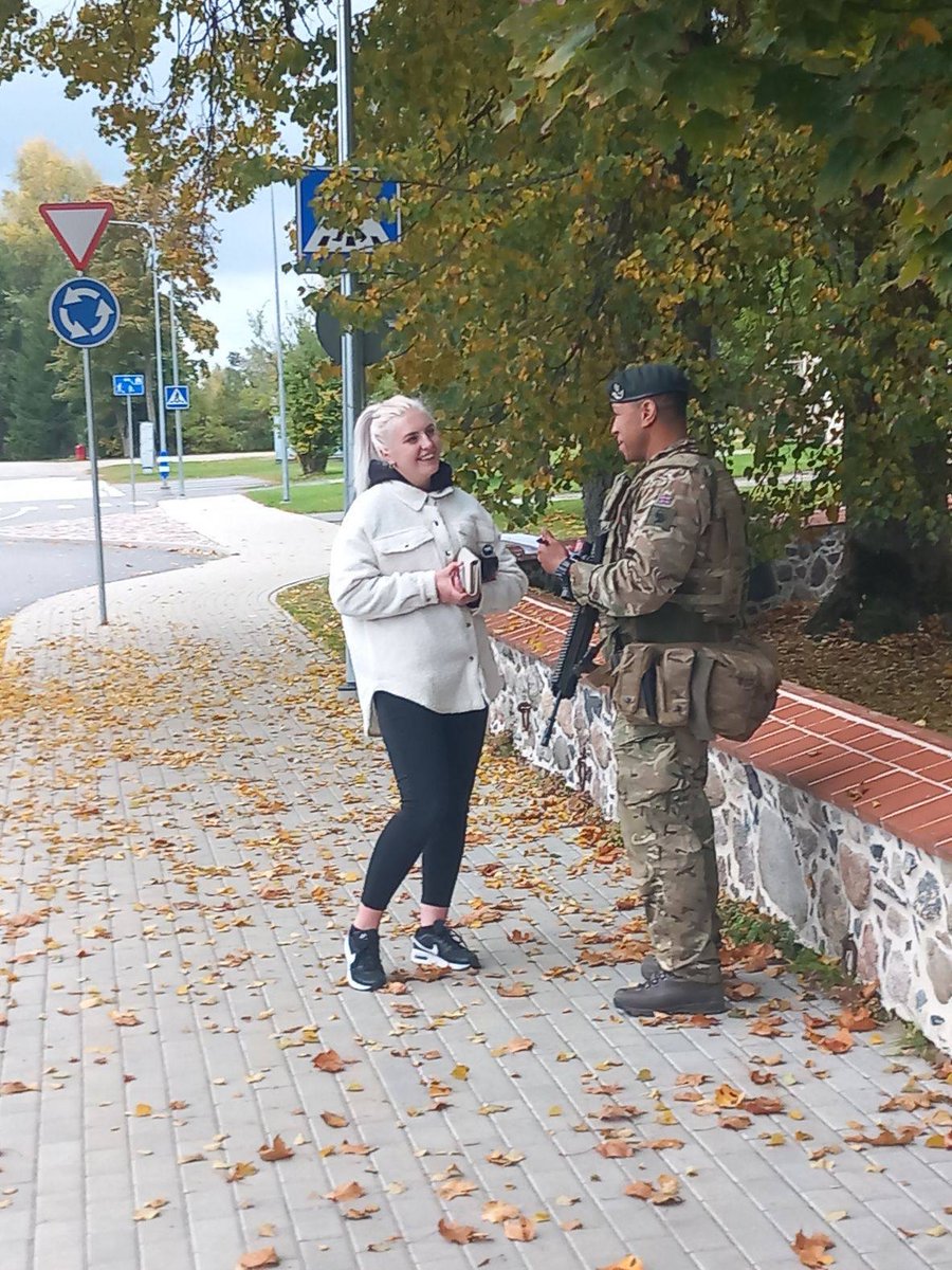 CO_2RIFLES's tweet photo. Riflemen deployed on #OKAS2022 have been building defensive positions as part of their support to the 🇪🇪 2nd Bde. Patrols have also been getting to know the locals who have welcomed them to the community. @Kaitsevagi https://t.co/NUoYo5fTRN